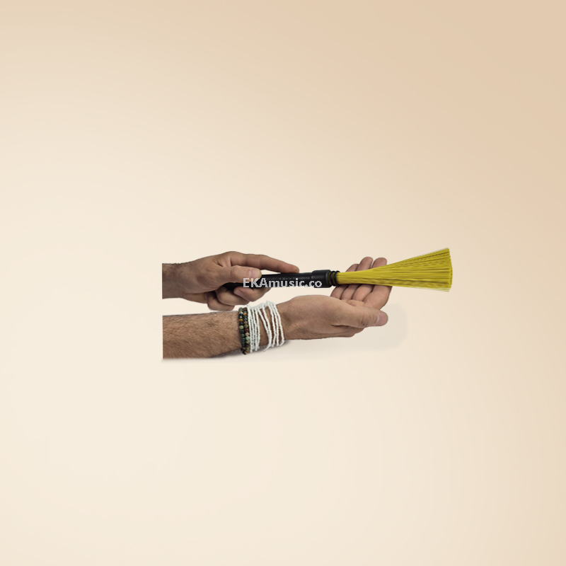 براش سافت EKA مشکی در دست